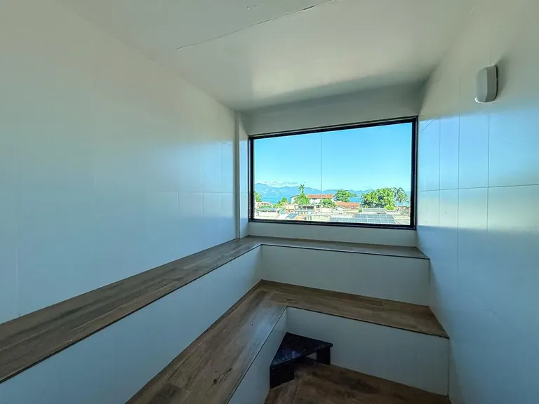 Sauna com janela panorâmica voltada para a paisagem