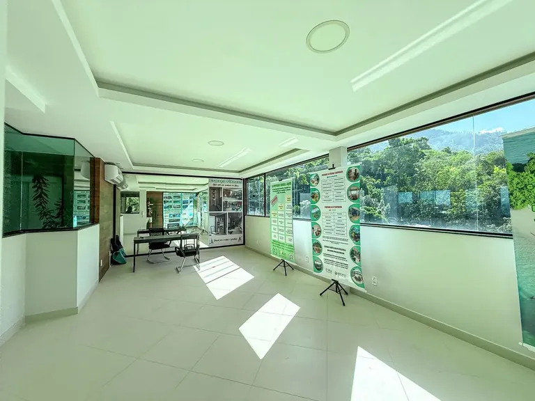 Espaço fitness da cobertura com vista para o verde