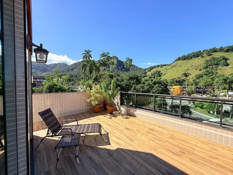 Terraço panorâmico com espreguiçadeiras e vista para a Mata Atlântica